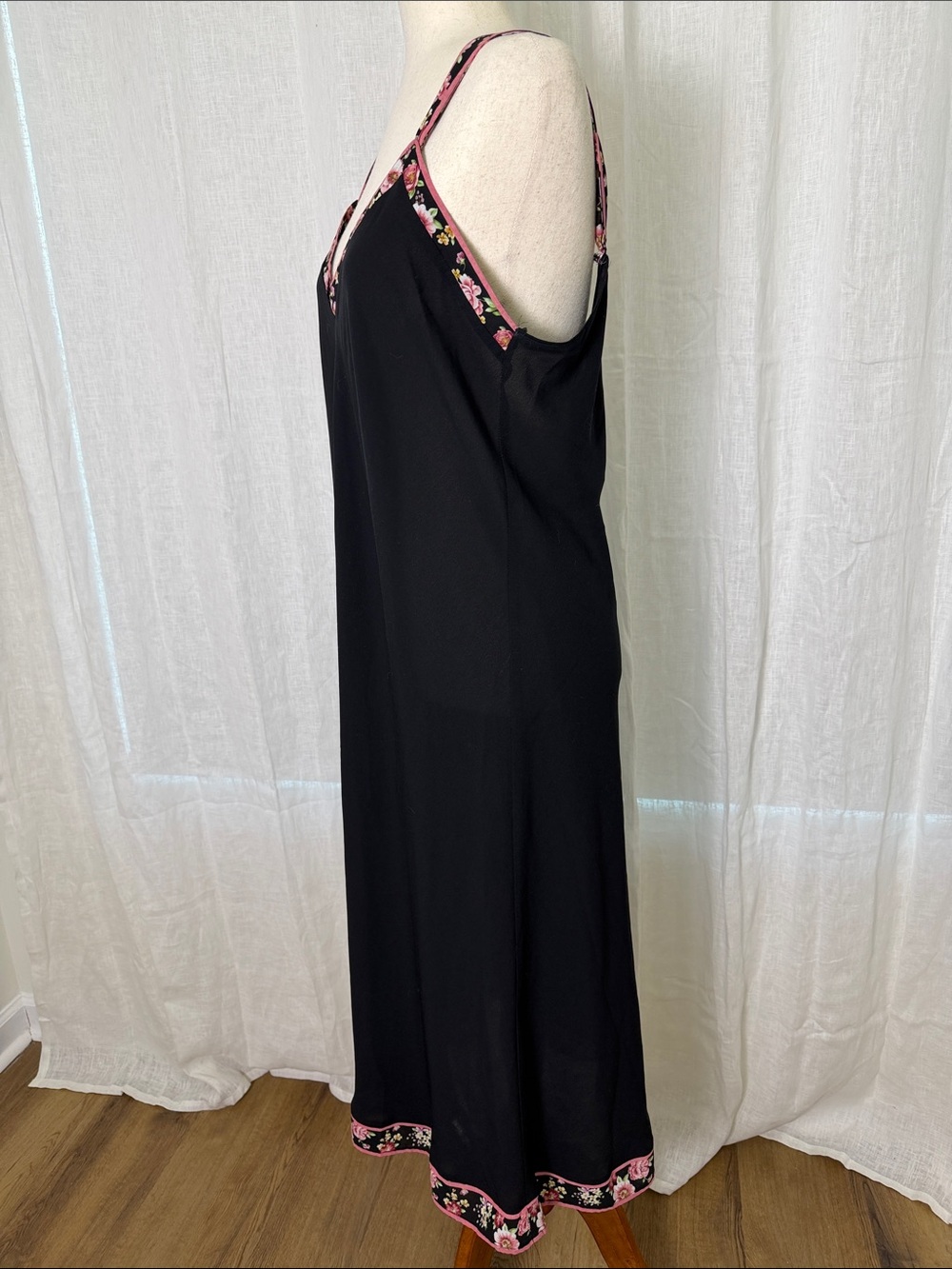 Oscar de la Renta Sleepwear Black Chemise with Pink Floral Embroidered Trim - Picture 3 of 5